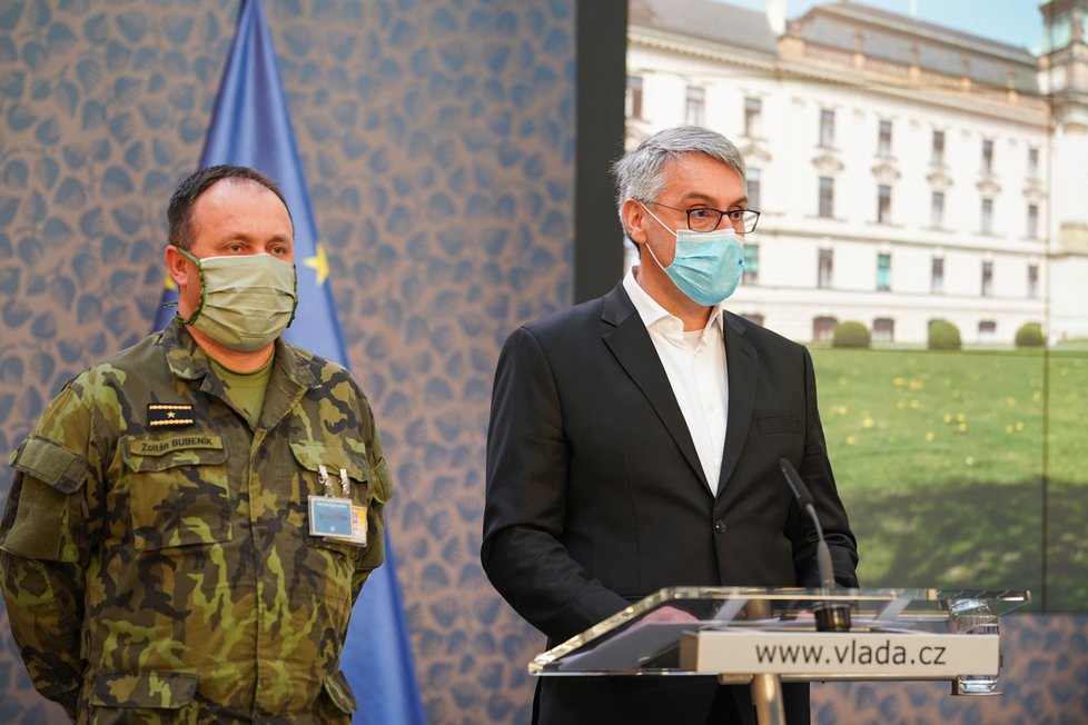 Ministr obrany Lubomír Metnar v roušce na tiskovce po jednání vlády, vlevo generál Zoltán Bubeník