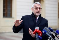 Další sundaná vlajka Ukrajiny: V Kremlu tomu zatleskají, kritizuje Metnara Rakušan