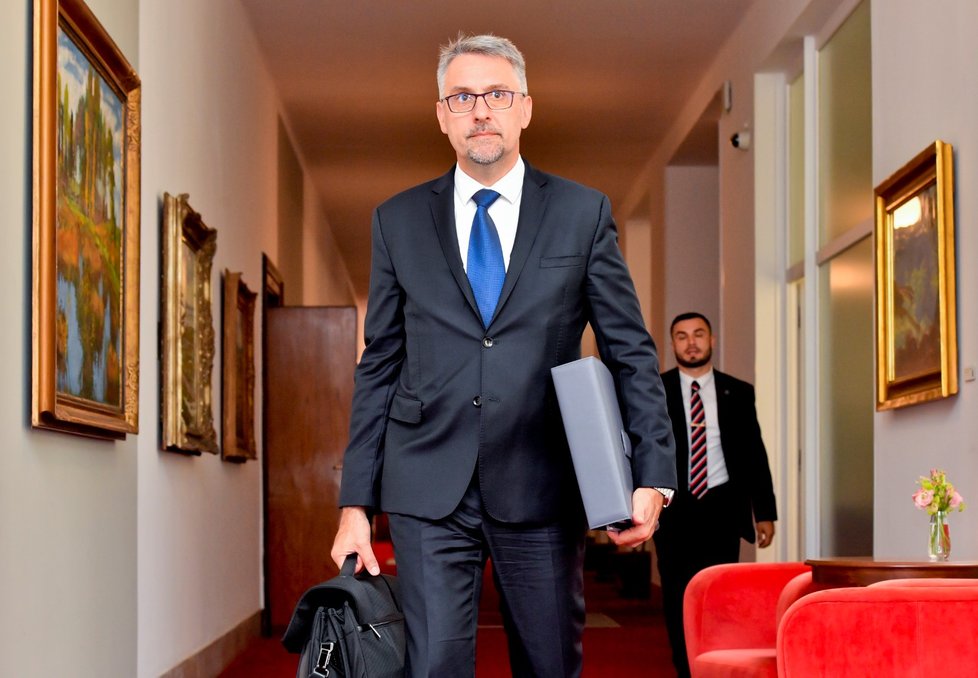 Ministr obrany Lubomír Metnar přichází na schůzi vlády (26. 8. 2019)