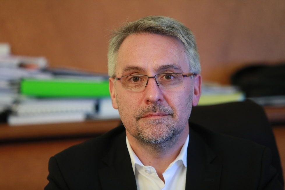 Ministr obrany Lubomír Metnar (za ANO) v rozhovoru pro Blesk. Ministr obrany Lubomír Metnar (za ANO) v rozhovoru pro Blesk.