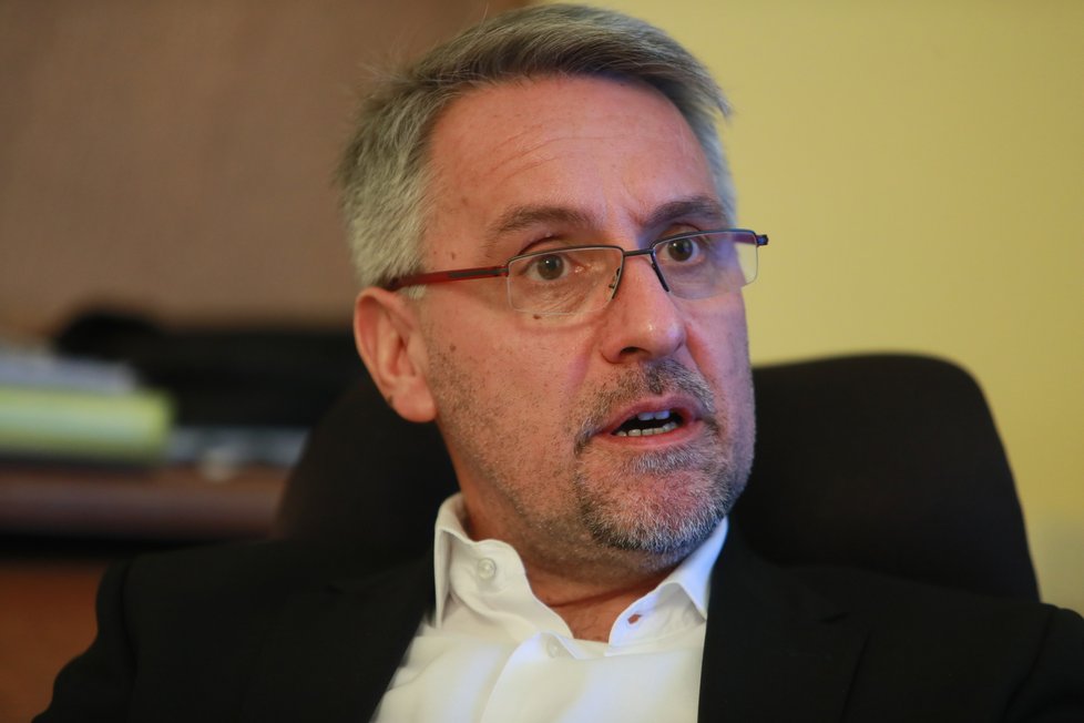 Ministr obrany Lubomír Metnar (za ANO) v rozhovoru pro Blesk. Ministr obrany Lubomír Metnar (za ANO) v rozhovoru pro Blesk.