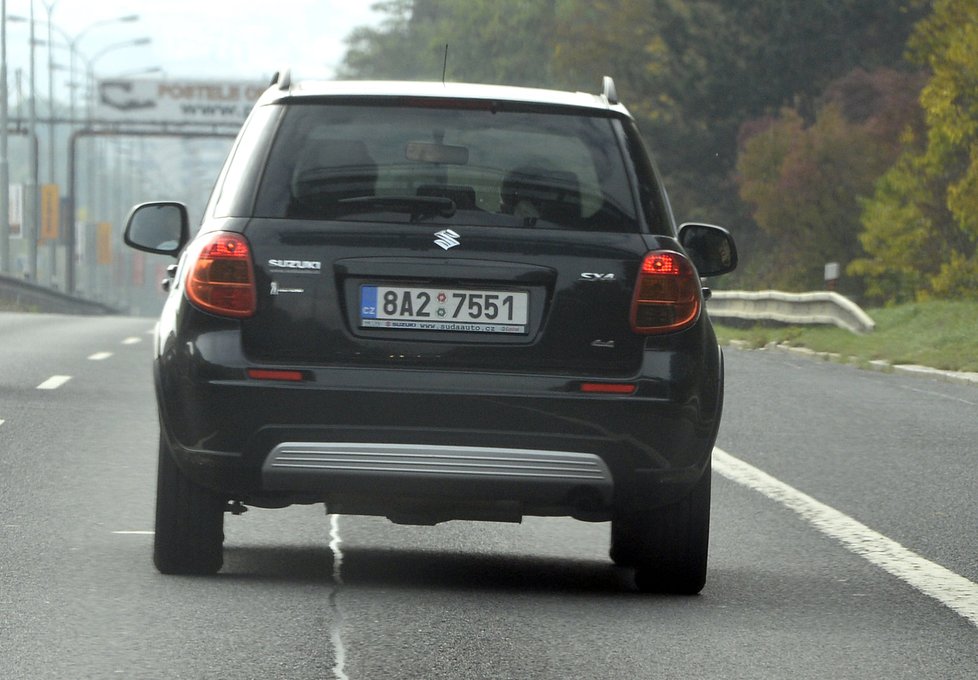 Štrougal přijíždí s manželkou v suzuki za zhruba 150 tisíc korun.