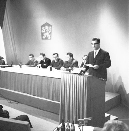 Lubomír Štrougal na tiskové konferenci