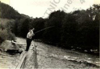 Unikátní fotografie, na nichž si důstojníci rozvědky krátí čekání na ponor beden rybařením a hrou na kytaru.