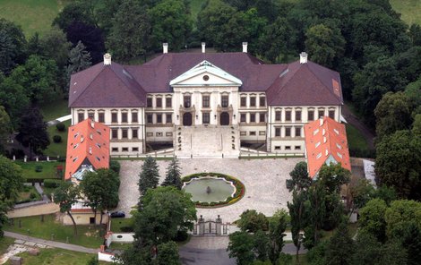 Bungalov stojí na pozemku dnes už bývalého státního zámku Koloděje.