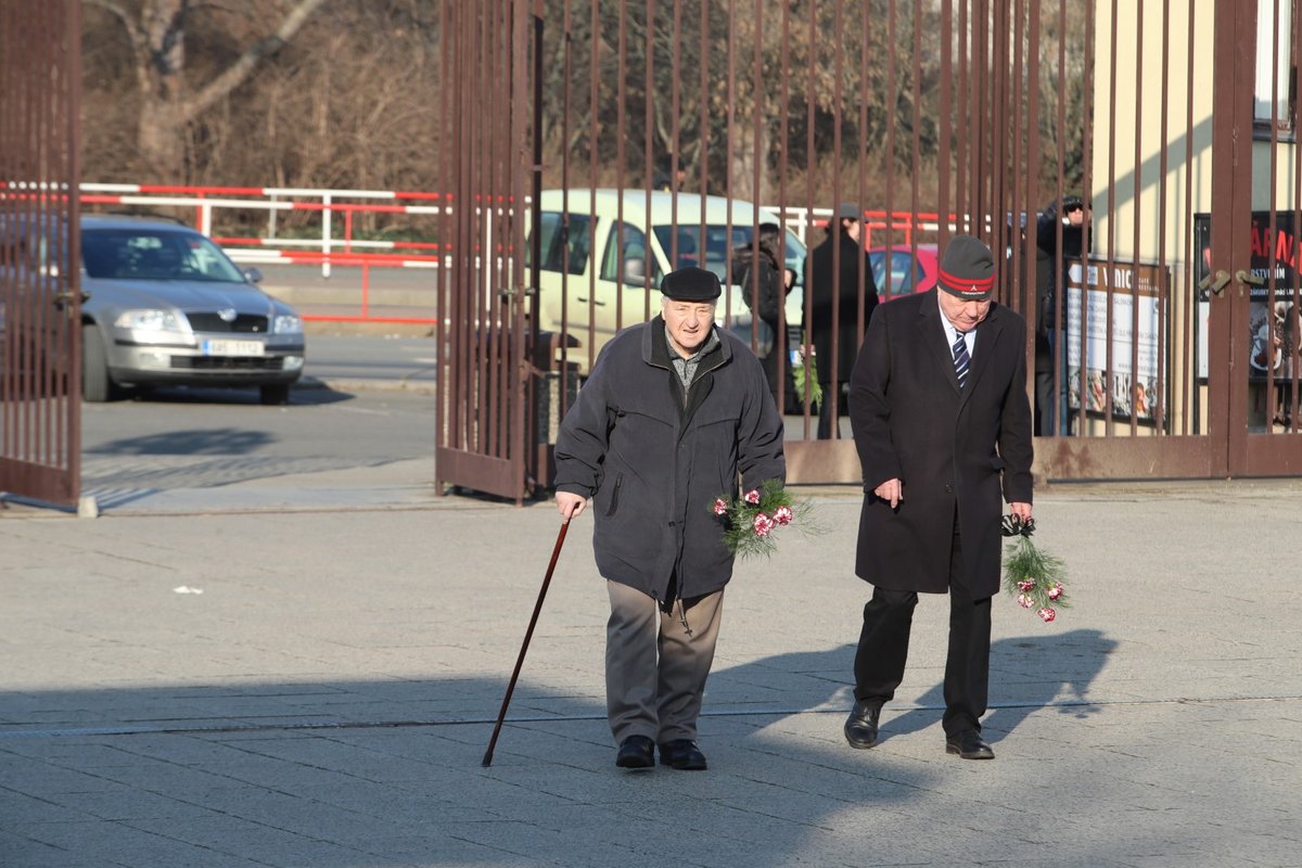 Utajený pohřeb Lubomíra Štrougala.  (10.2.2023)
