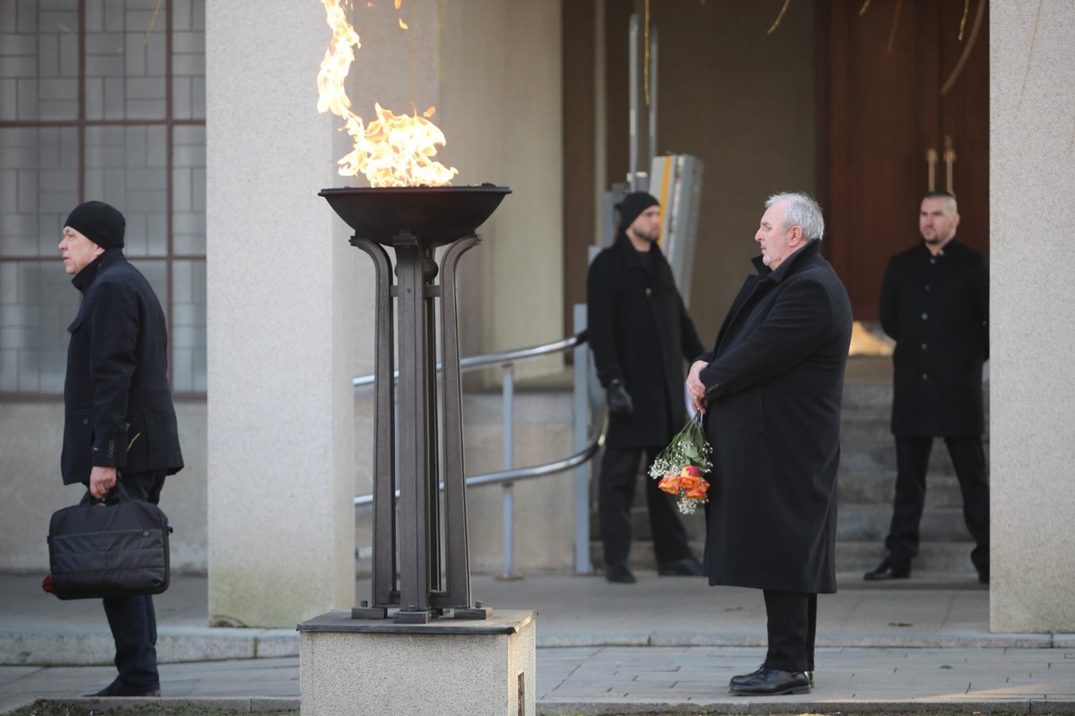 Utajený pohřeb Lubomíra Štrougala.  (10.2.2023)