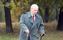 »Komanč« Lubomír Štrougal: Tak slavil 88. narozeniny! Pohyb už ho bolí, ale pořád se snaží...