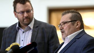 Kolem poslance Volného a Bojka bude postaven v Poslanecké sněmovně plot s ostnatým drátem. Plot budou hlídat psi