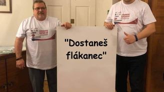 „Dostaneš flákanec“. Bitva o mikrofon ve Sněmovně baví český internet