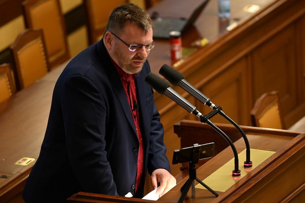Poslanec Lubomír Volný během jednání Poslanecké sněmovny (13. 4. 2021)