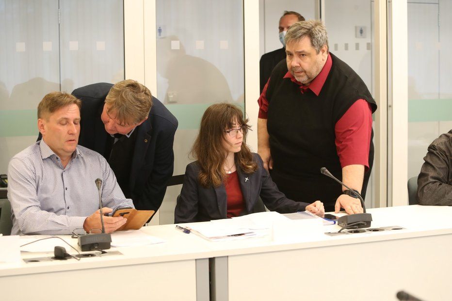 Bývalý šéf ČT24 a současný radní Roman Bradáč, ekonomka Hana Lipovská a moderátor Lubomír Xaver Veselý na jednání Rady ČT. (24. 6. 2020)