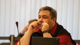 Moderátor a radní Lubomír Xaver Veselý na jednání Rady ČT. (24. 6.2020)