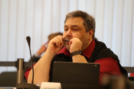 Moderátor a radní Lubomír Xaver Veselý na jednání Rady ČT (24. 6. 2020)