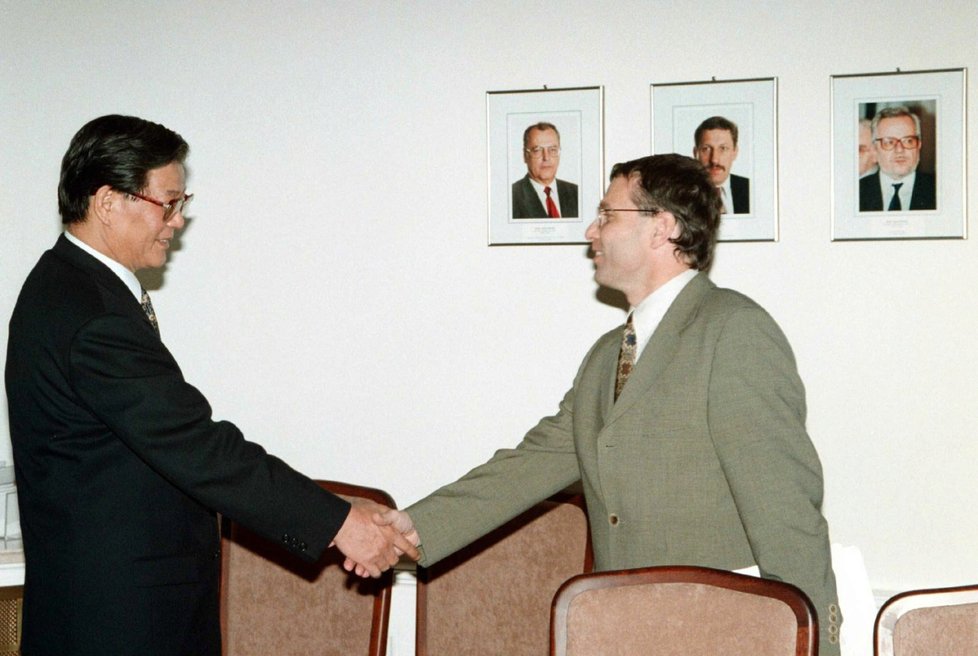 Rok 1998: Lubomír Zaorálek coby šéf zahraničního výboru Poslanecké sněmovny a náměstek ministra zahraničí Číny Čang Te-kuang