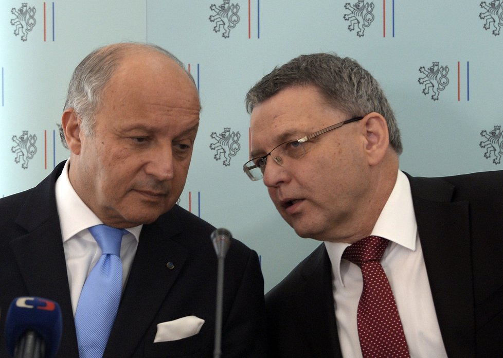 Francouzský ministr zahraničních věcí Laurent Fabius (vlevo) a jeho český protějšek Lubomír Zaorálek vystoupili 24. srpna v Praze na poradě vedoucích zastupitelských úřadů České republiky v zahraničí.