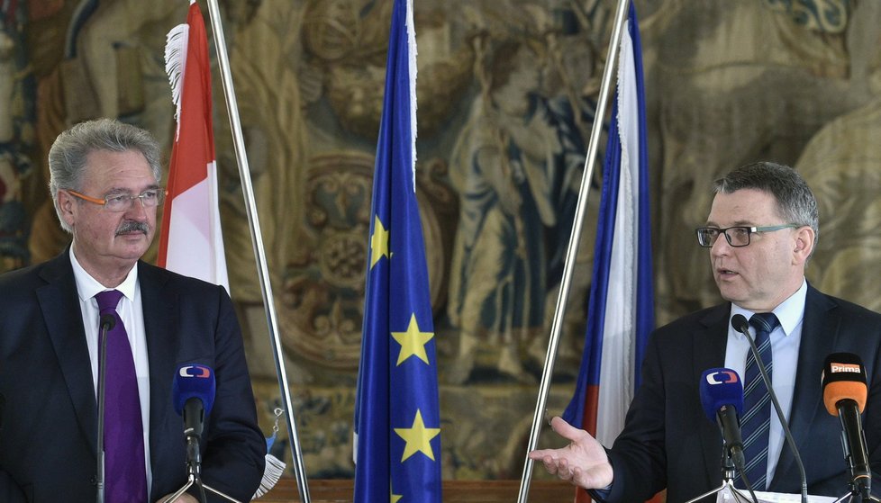 Český ministr zahraničí Lubomír Zaorálek se svým lucemburským protějškem Asselbornem