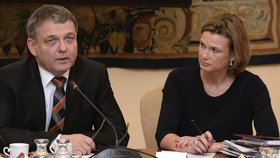 Ministr zahraničí Lubomír Zaorálek a nově jmenovaná koordinátorka Evropské komise pro boj s antisemitismem Katharina von Schnurbeinová