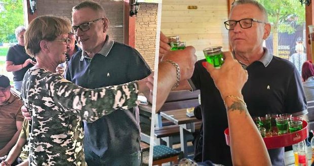 Zaorálek ve víru tance a panáků: Exministr slavil narozeniny
