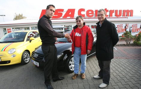 Vůz šťastnému výherci předávali Petr Šlapák (vlevo), manažer prodeje Auto ESA, a šéfredaktor deníku Aha! Lubor Černohlávek.