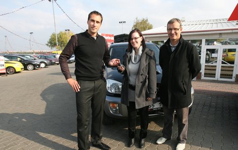 I Silvii předali klíčky manažer prodeje Auto ESA Petr Šlapák (vlevo) s šéfredaktorem Aha! Luborem Černohlávkem.