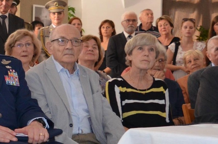 Bývalý československý ministr obrany Luboš Dobrovský (vlevo) zemřel