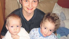 Rodinné foto z doby, kdy byla Veronika Nováková (†28) se svými dvěma syny Matyáškem a Kryštůfkem (†3) šťastná