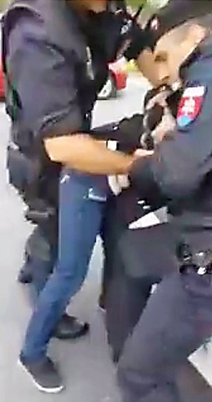 K ženě se policisté chovali jako k onuci.