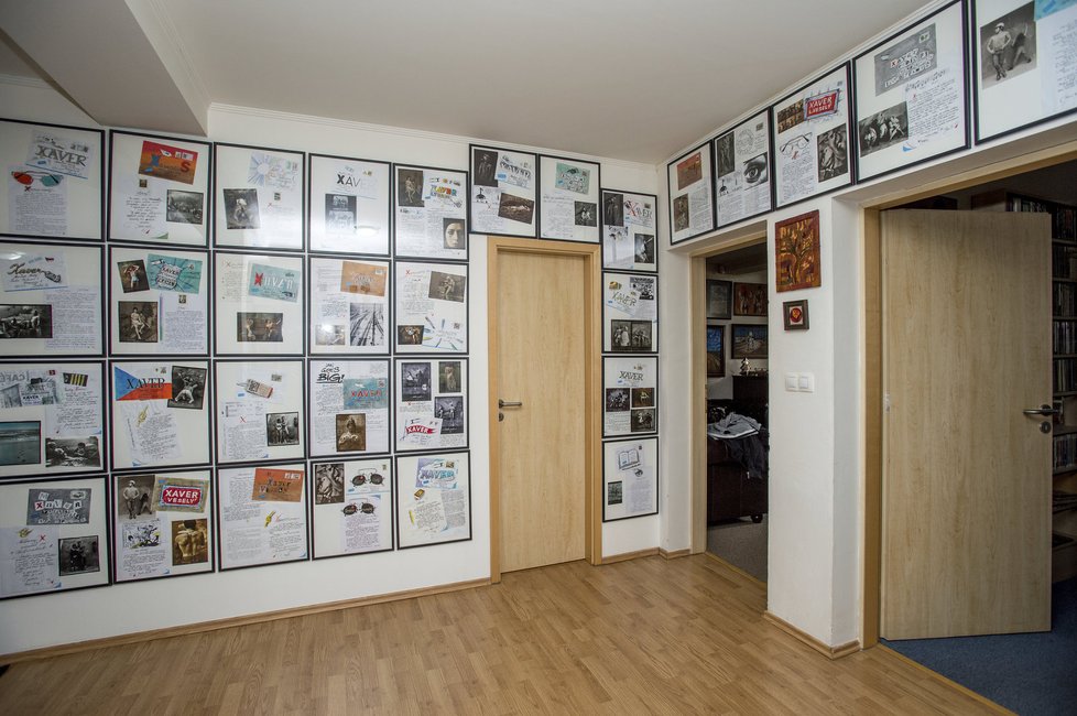Prostorný obývací pokoj je zasvěcený zarámovaným dopisům od Jana Saudka.