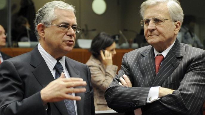 Lucas Papademos  (vlevo) má v EU od dob svého působení v ECB dobrou pověst. Na snímku s Jeanem-Claudem Trichtem