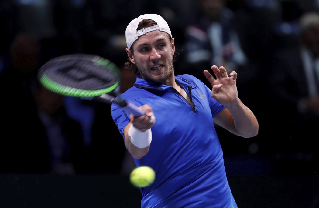 Lucas Pouille marně hledal na svého soupeře zbraň