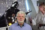 Režisér George Lucas (uprostřed) a za ním otec se synem – Darth Vader a Luke Skywalker
