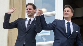 Lucemburský premiér Xavier Bettel (vpravo) si vzal svého belgického přítele.