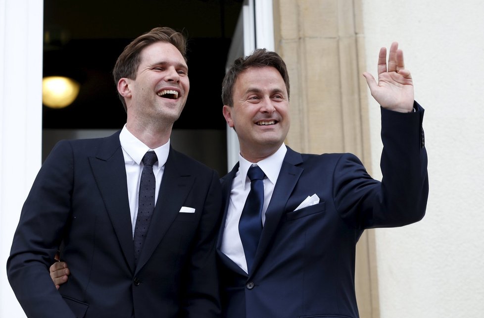 Lucemburský premiér Xavier Bettel (vpravo) si vzal svého belgického přítele