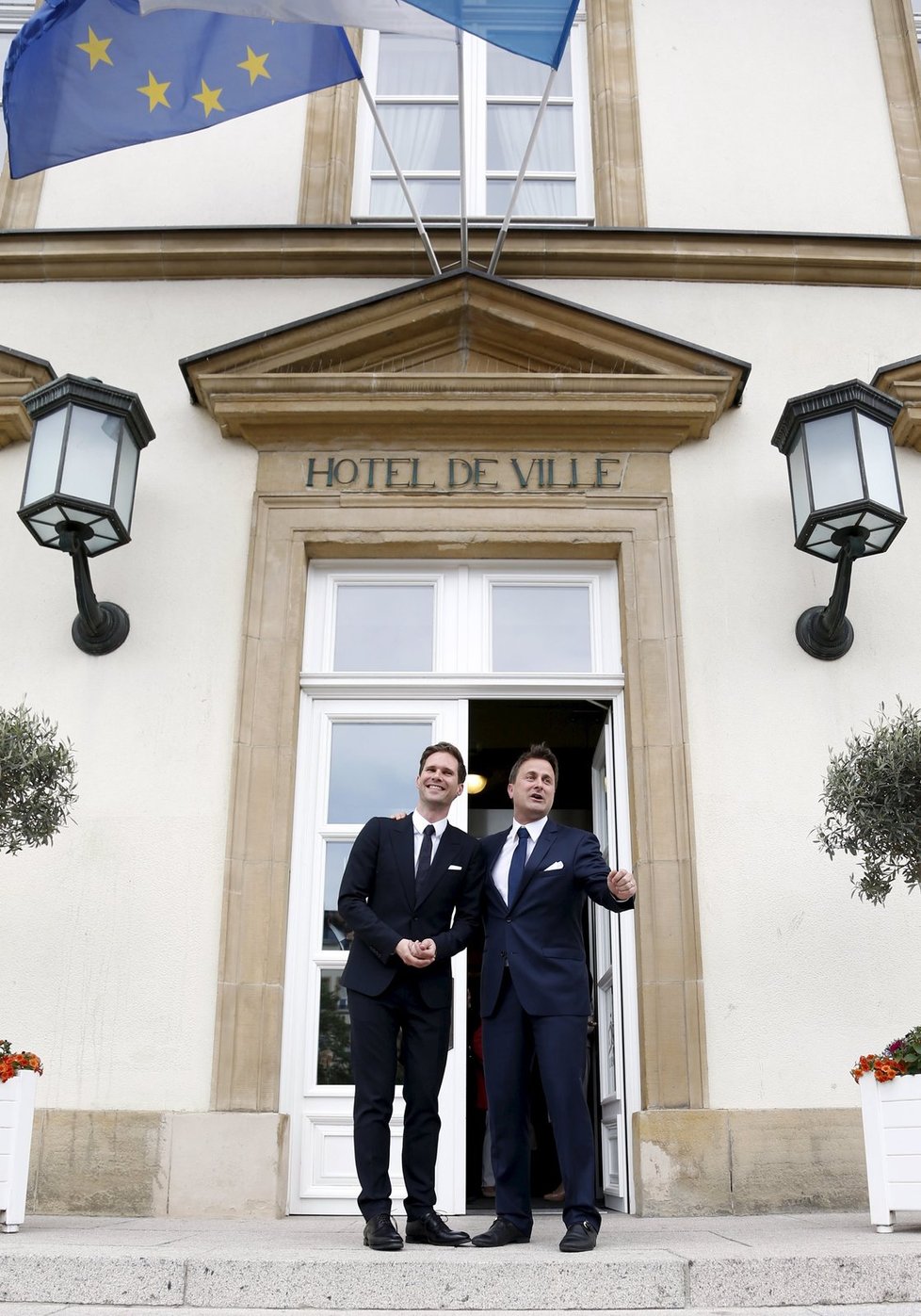 Lucemburský premiér Xavier Bettel (vpravo) si vzal svého belgického přítele.