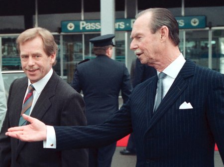Lucemburský velkovévoda Jean (†98), na archivním snímku z roku 1991 s českým exprezidentem Václavem Havlem
