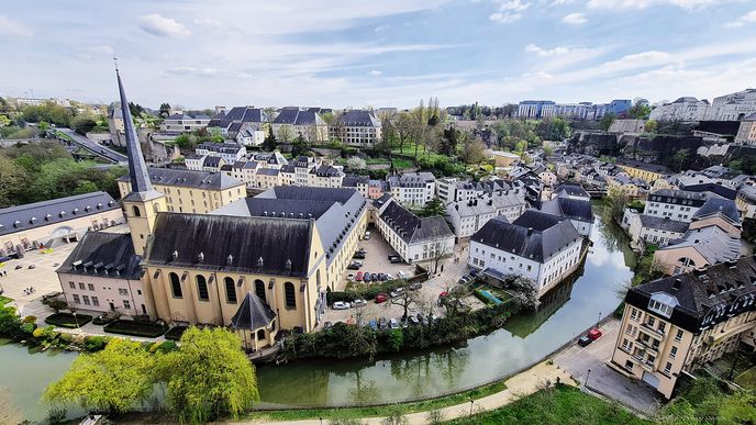Hlavní město Lucemburk. Stará čtvrť Grund s klášterem Neumünster je dokonce zapsaná na seznamu světového dědictví UNESCO.
