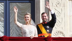 Kralovští novomanželé zdraví své poddané z balkonu