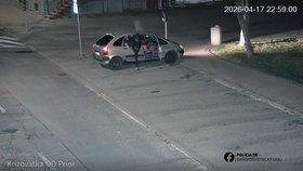 Čtyři opilí muži se vozili na střeše auta ve slovenské obci Lučenec