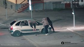 Čtyři opilí muži se vozili na střeše auta ve slovenské obci Lučenec