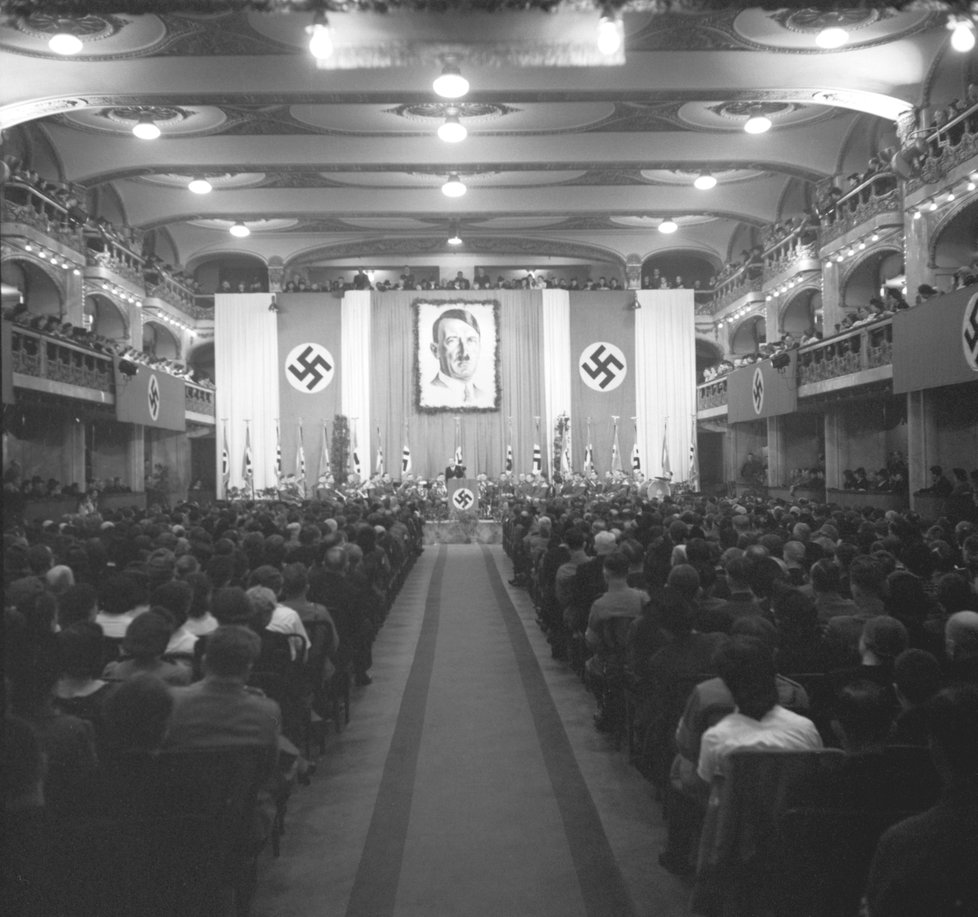 Oslavy 2.výročí vyhlášení protektorátu Čechy a Morava - slavnostní schůze NSDAP v sále Lucerny v Praze 15. 3. 1941.