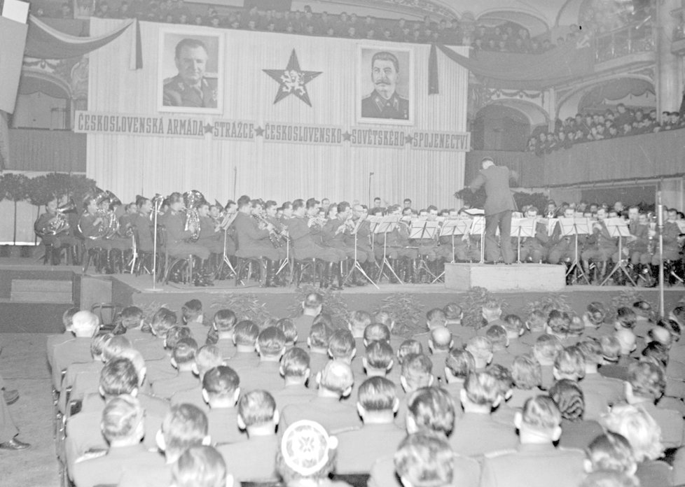 Celkový záběr z manifestace k výročí Stalingradské bitvy uspořádané ve velkém sále pražské Lucerny 19. 11. 1952.