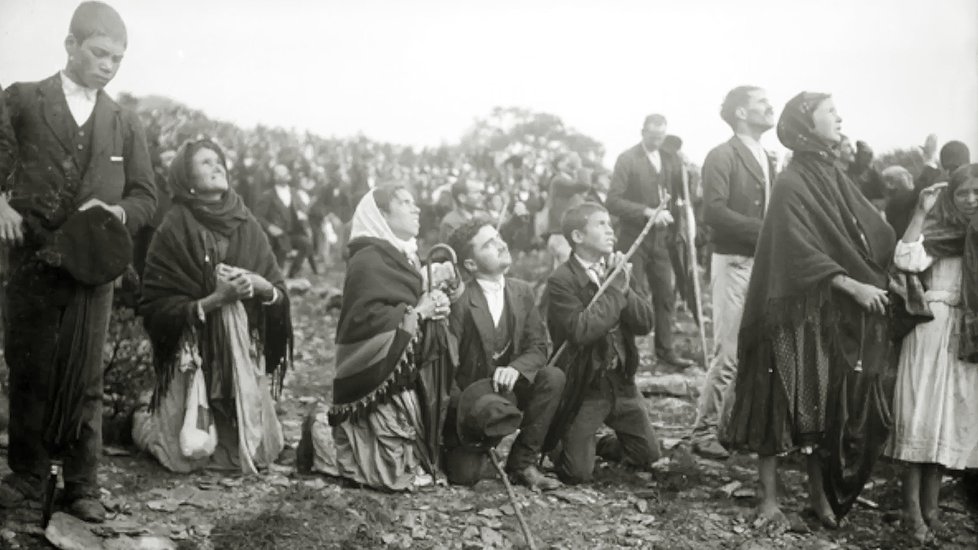 Z události existuje mnoho fotografií shromážděného davu – ani jedna ale nezachycuje samotný zázrak.