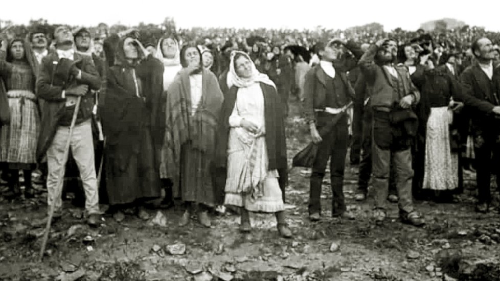 Z události existuje mnoho fotografií shromážděného davu – ani jedna ale nezachycuje samotný zázrak.