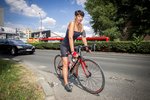 Lucia Nicholsonová zažila krušnou jízdu na bicyklu.