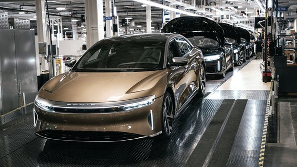 To to trvalo! Konkurent Tesly se začal konečně vyrábět. Lucid Air si zatím rezervovalo 13.000 lidí