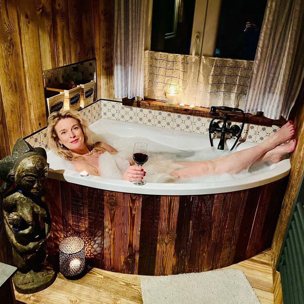 Lucie Benešová ukázala svou luxusní koupelnu na chalupě