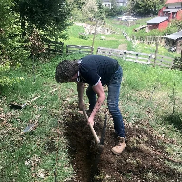 Lucie Benešová a Tomáš Matonoha si postavili krásnou chalupu.