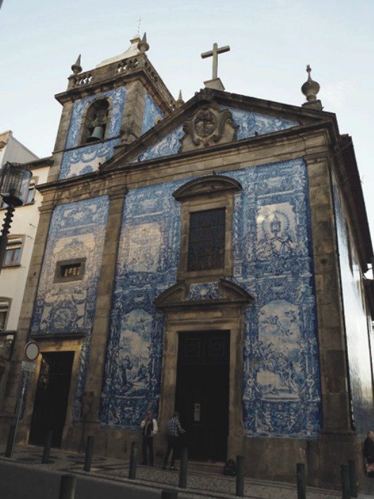 Portugalské město Porto má jako jednu z významných památek modrý kostel.