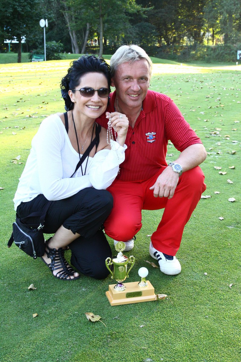 2010 Vášnivý hráč golfu společně se zpěvačkou Lucií Bílou.